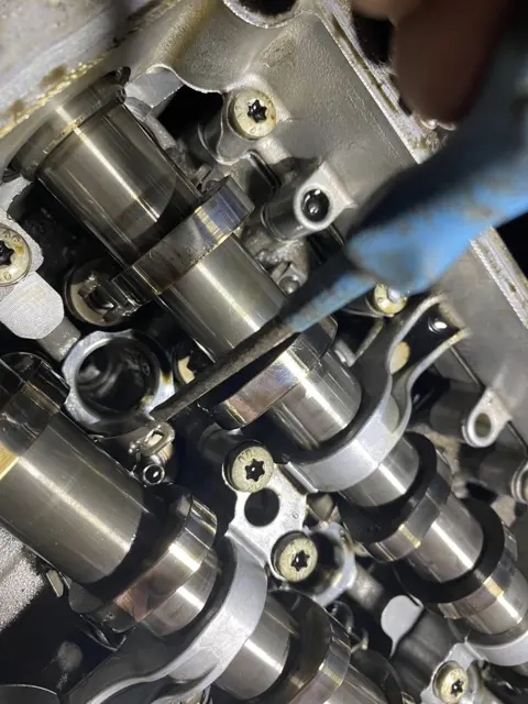 Detail vačkových hřídelí motoru