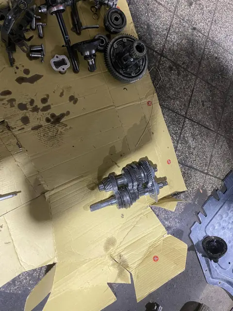 Rozebrané díly motoru na pracovní ploše
