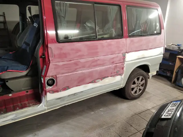 Užitkový vůz během karosářské opravy