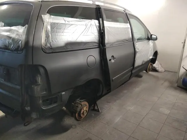 Vůz v základové barvě před lakováním