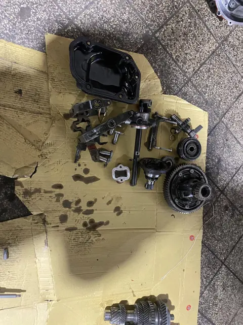 Díly motoru připravené k montáži