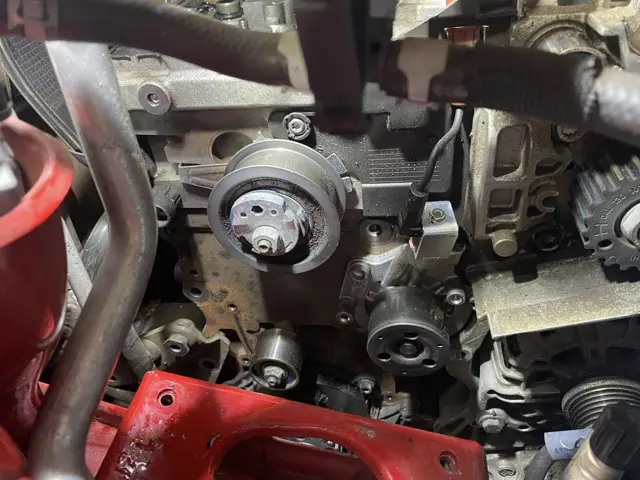 Motor během opravy v motorovém prostoru