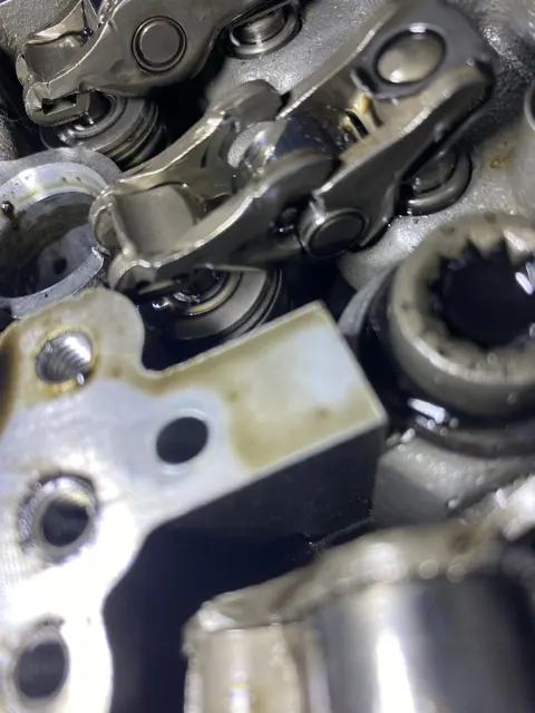 Detail ventilového rozvodu motoru