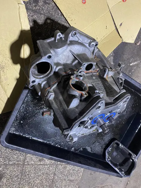 Spodní část motoru při opravě