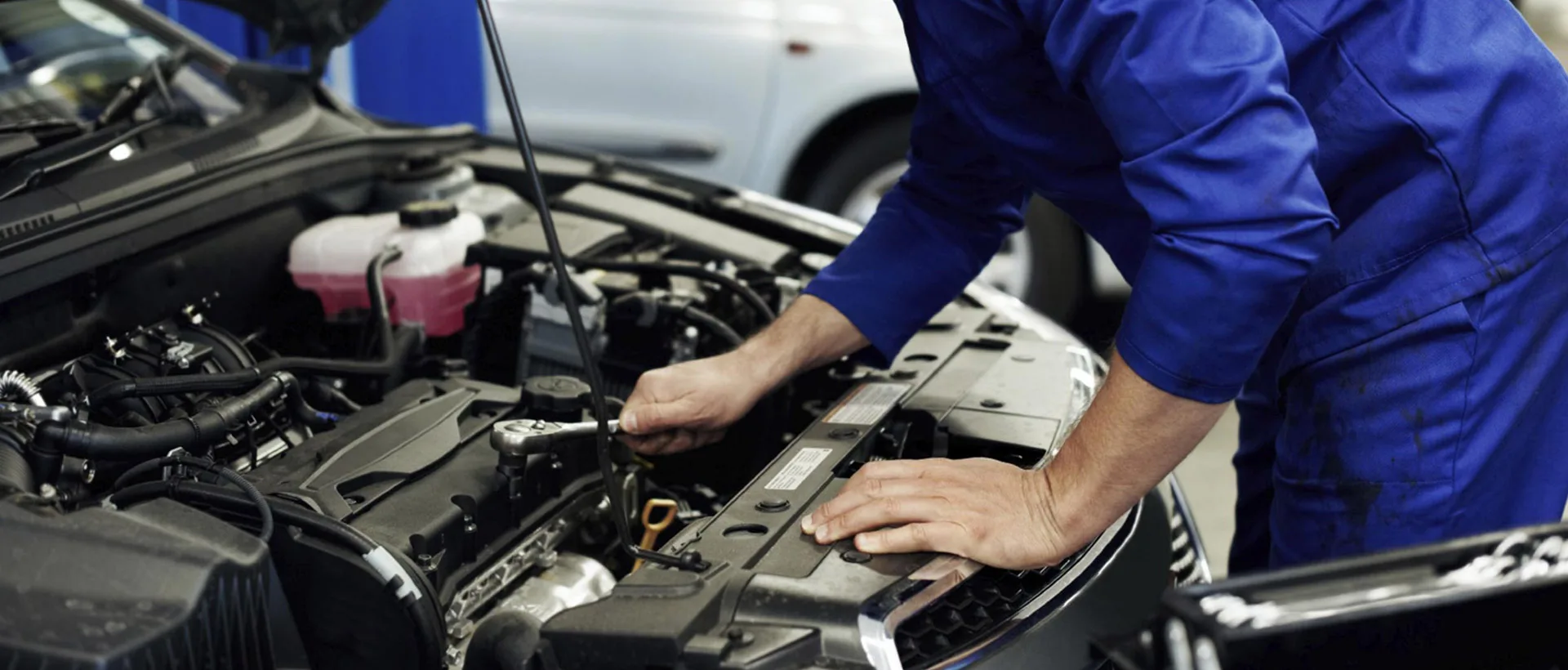 Mechanik při práci v motorovém prostoru vozu